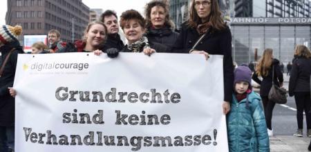 Ein Teil des Digitalcourage-Teams mit einem Banner: „Grundrechte sind keine Verhandlungsmasse!“