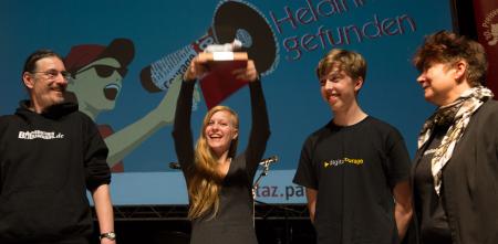 Ein Teil des Digitalcourage-Teams nimmt den taz-Panter-Preis entgegen.