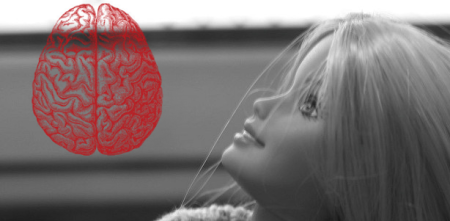 Collage: Ein schwarz-weiß Foto von einer Barbie, die noch oben schaut. In ihrer Blickrichtung die Grafik eines Gehirns im Querschnitt (rot).