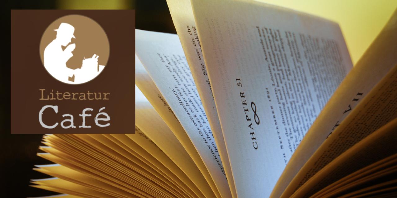 Ein aufgeschlagenes Buch von der Seite. Oben links das Logo des Literatur-Cafés.
