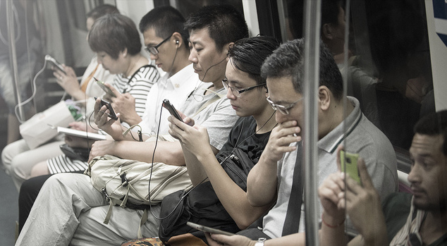 Eine Straßenbahn mit vielen Smartphone-Nutzer.innen