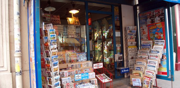 Ein kleiner Laden mit vielen Zeitungsständern.