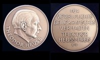 Eine Münze von vorne und hinten (Profil von Theodor Heuss; „Für vorbildliches demokratisches Verhalten. Theodor Heuss Preis.“