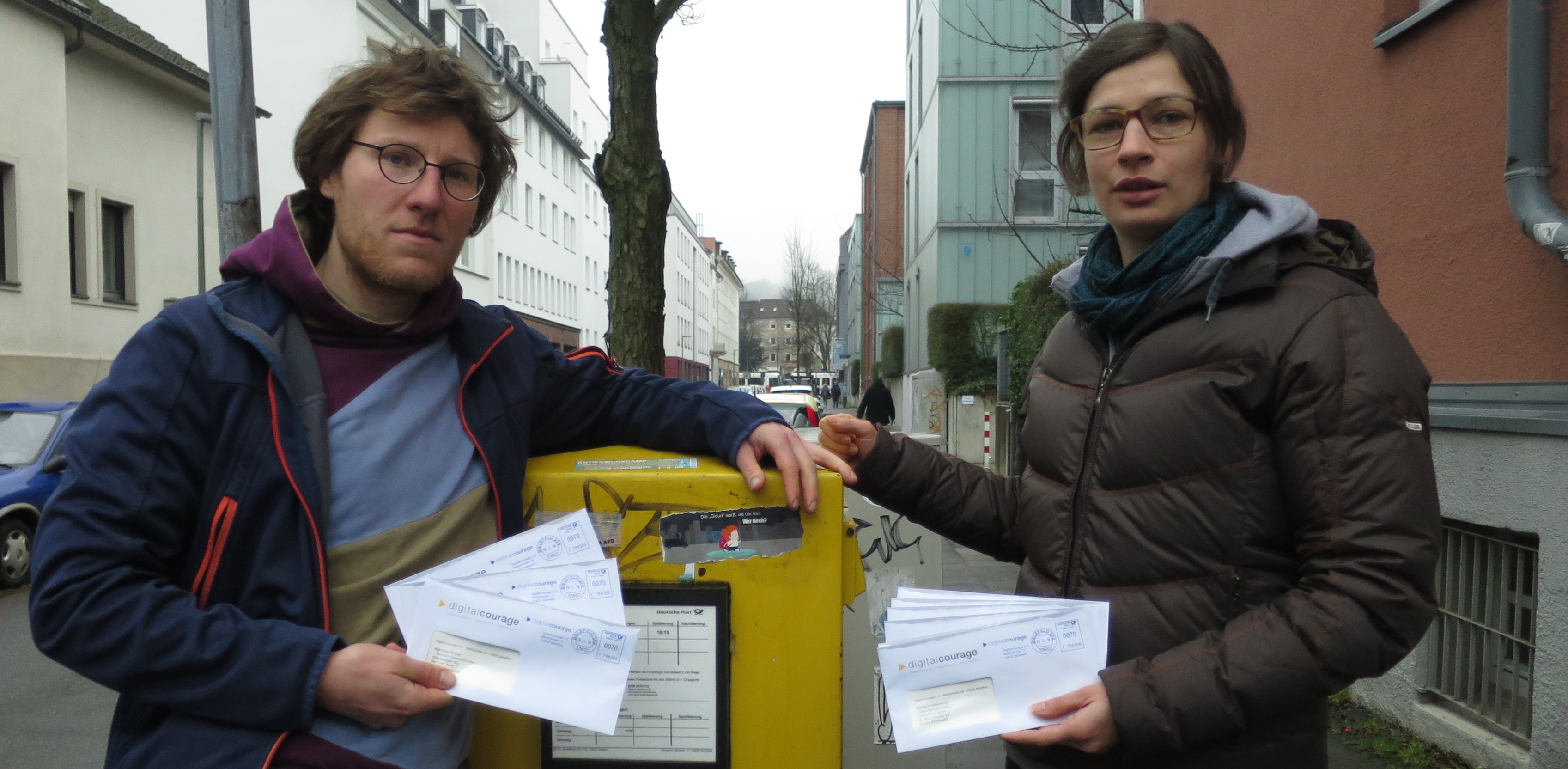 Kerstin und Friedemann vor dem einwerfen der offenen Briefe an Beteiligte von „Schutzranzen“.