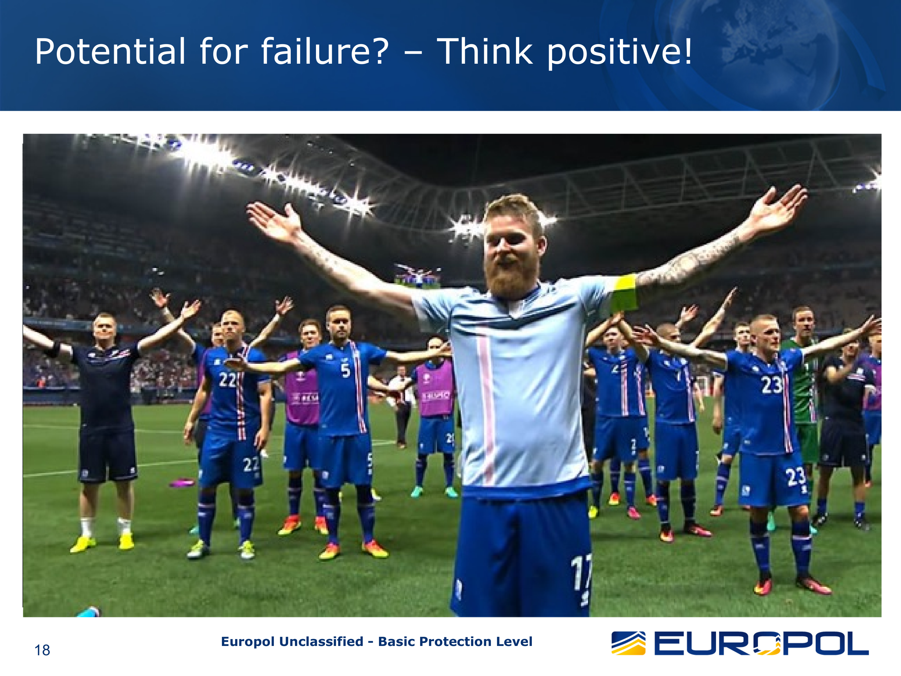Aus der veröffentlichten Europol-Präsentation: Ein paar jubelnde Fußballfans unter der Überschrift: „Potential for failure? – Think positive!“