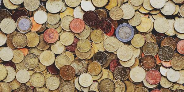 Das Bild zeigt eine Fläche, welche komplett mit europäischen Münzen bedeckt ist.