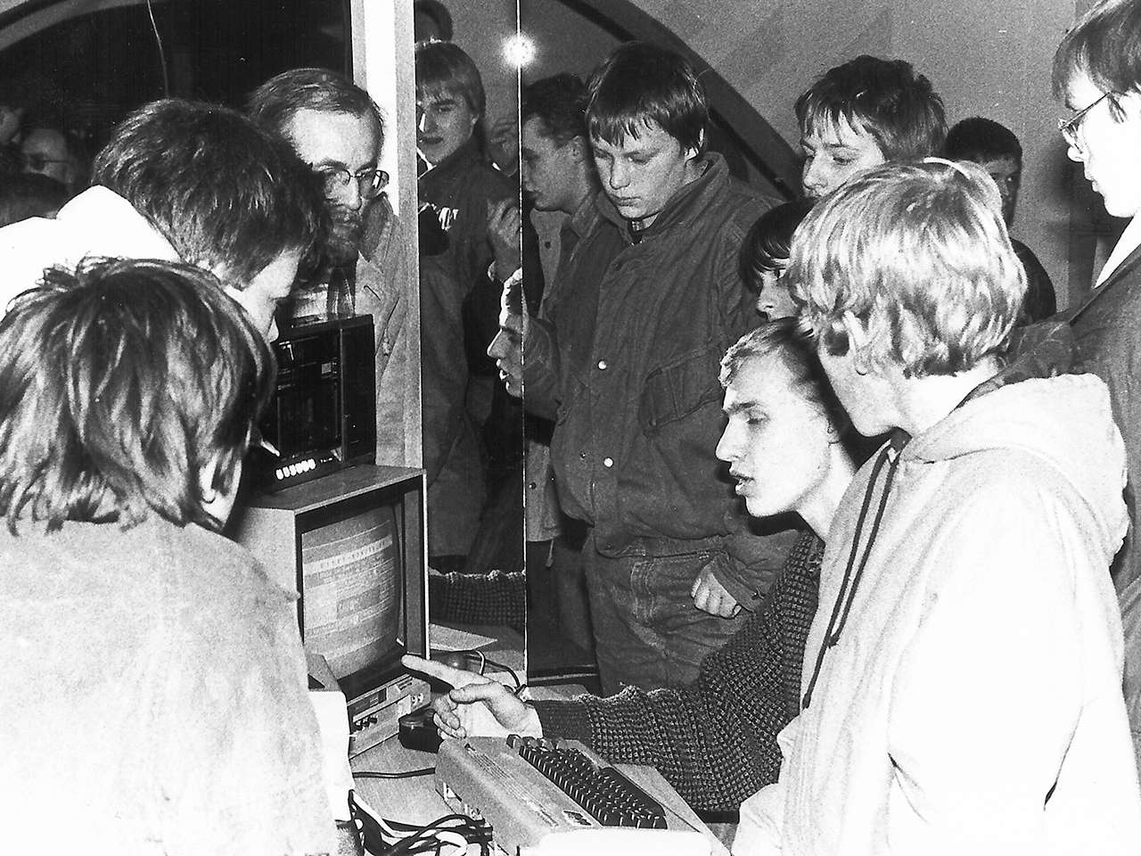 Besucher.innen der ersten Public Domain schauen gespant auf einen Computerbildschirm