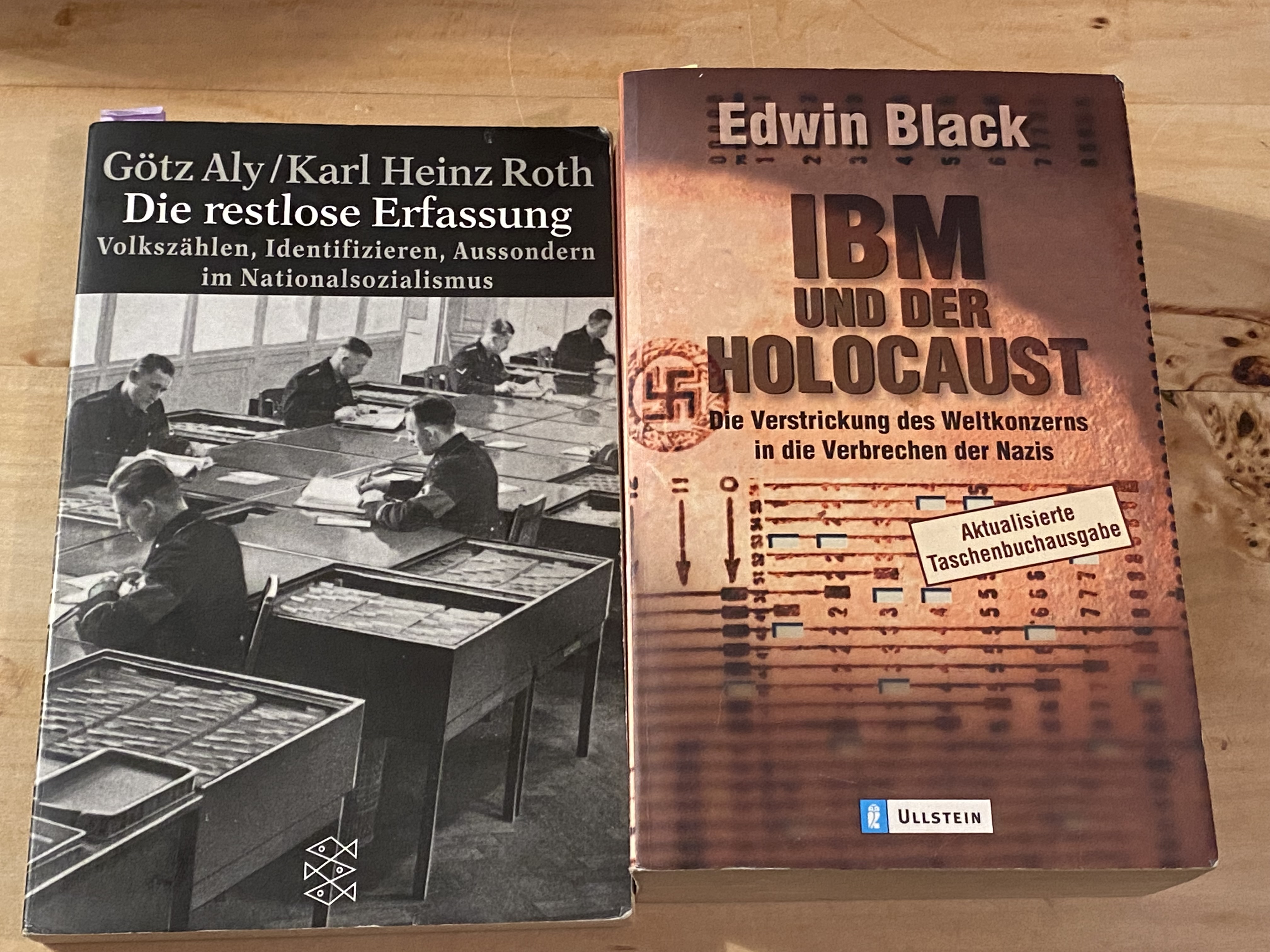 Zwei Bücher mit den Titeln "Die restlose Erfassung" von Aly/Roth und "IBM und der Holocaust" von Edwin Black