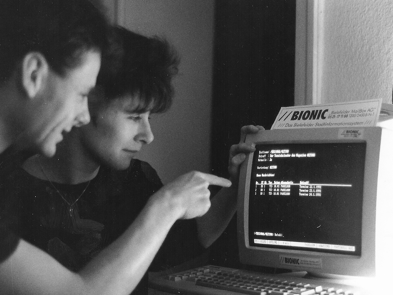 padeluun and Rena Tangens in front of a computer with the mailbox "Bionic"
