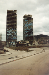 Zwei ausgebrannte Bürohochhäuser in Sarajevo