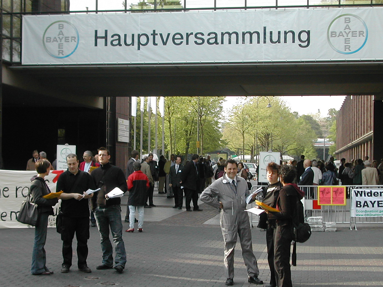padeluun and Rena Tangens in front of the entrance to the Bayer Annual General Meeting.