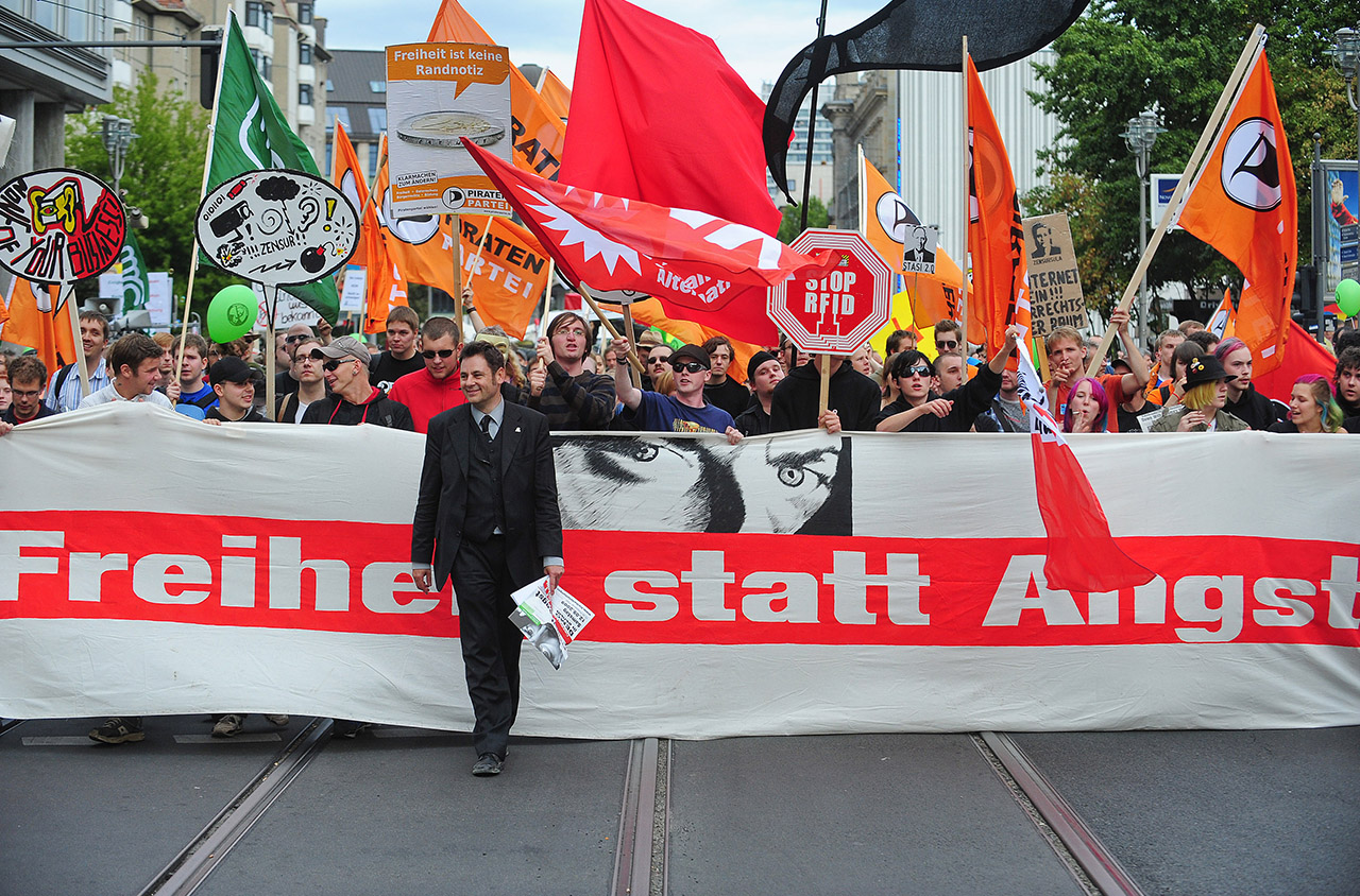 padeluun at a demonstration in front of a large banner that reads "Freiheit statt Angst" ("Freedom not Fear")