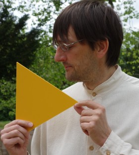 Hartmut Göbel im Seitenprofil mit Digitalcourage-Dreieck in der Hand.