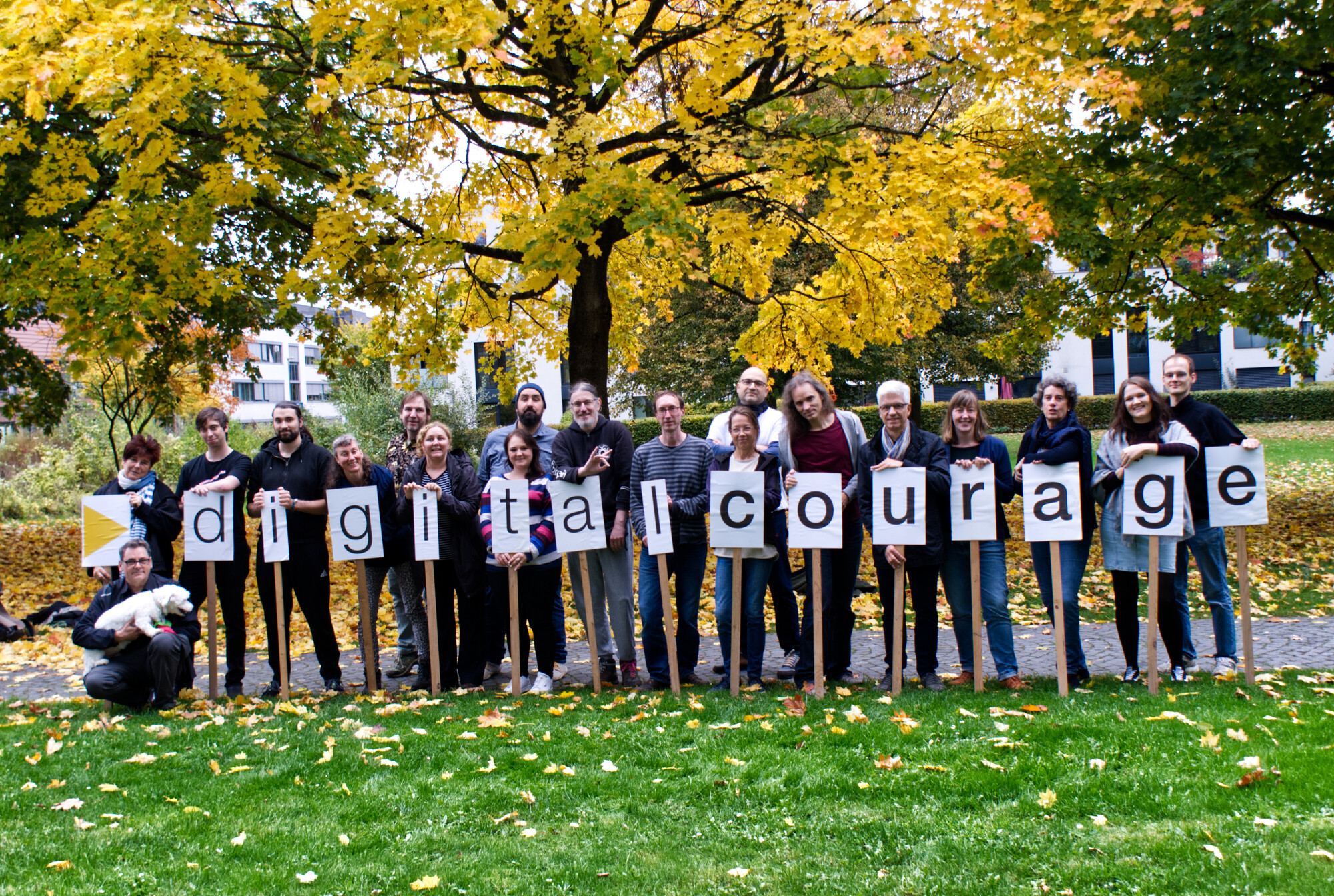 Das Team hält Schilder mit einzelnen Buchstaben hoch, die das Wort "Digitalcourage" ergeben