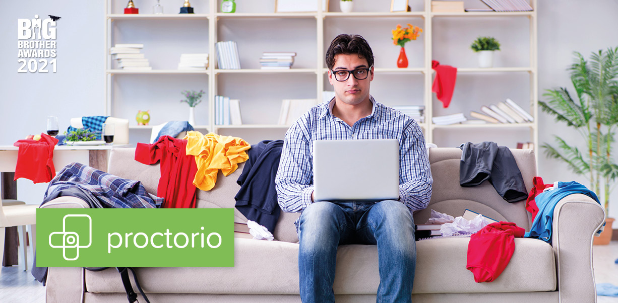 Ein Mann der mit Laptop auf einer Couch sitzt. Die Wohnung ist sehr unordentlich, überall liegt Kleidung. Unten links das Logo der Firma Proctorio.