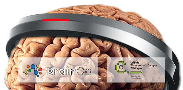 Ein plastisches Gehirn, das ein futuristisches Stirnband mit roter LED trägt. Zusätzlich: Die Logos von BrainCo und des Leibniz Wissenschaftscampus.
