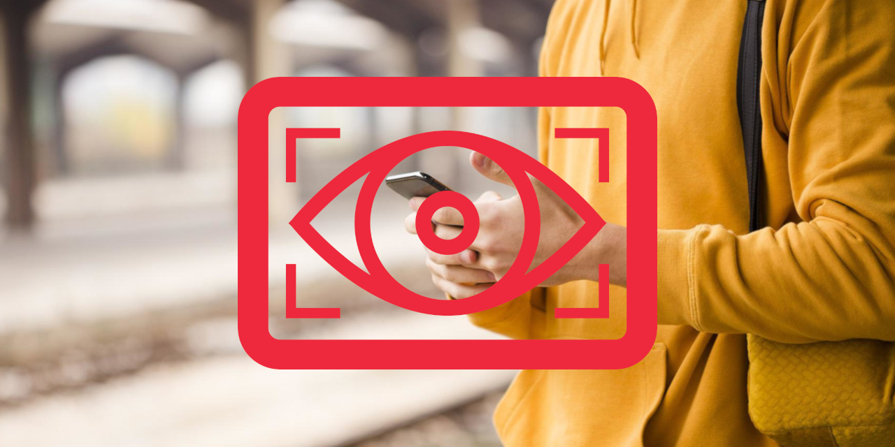 Logo mit einem wachenden Auge, dahinter ein Mensch an einem Bahnhof mit Smartphone in der Hand.