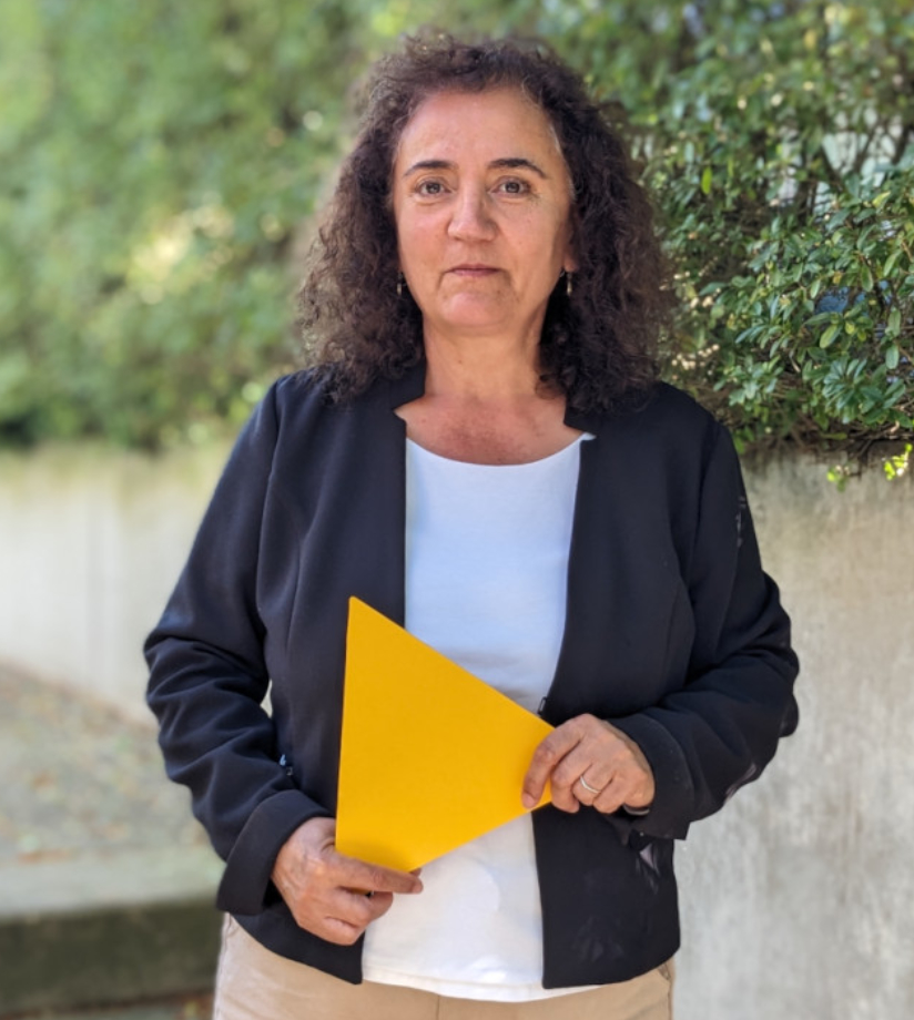 Foto von Naciye Demirbilek mit dem gelben Digitalcourage-Dreieck in der Hand.