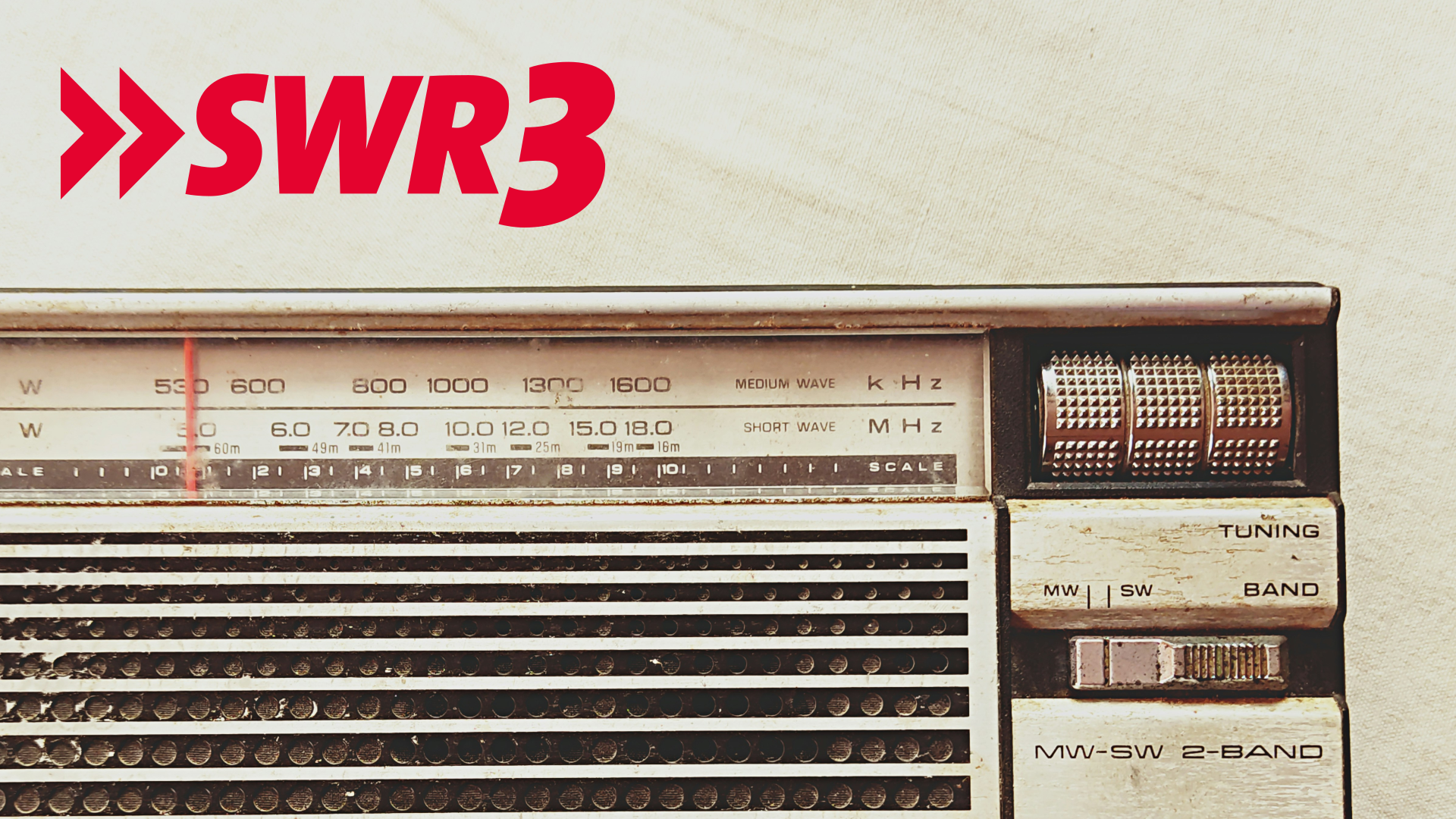 Ein altes Radio. Darüber in rot das Logo von SWR3.