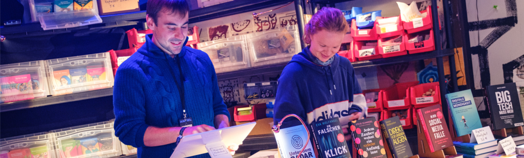 2 Personen am Digitalcourage-Shop auf dem 3C37.