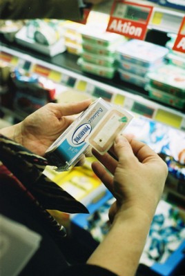 RFID-Etikett auf einer Frischkäseverpackung