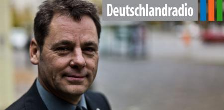 Portraitaufnahme von padeluun. Oben rechts das Logo vom Deutschlandradio.