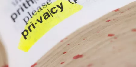 Das Wort "privacy" ist in einem Wörterbuch mit einem Textmarker markiert.