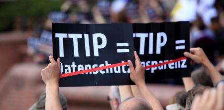 Ein Demoschild mit dem Text: "TTIP = Datenschutz" (Datenschutz ist durchgestrichen).