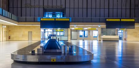 Ein leeres Kofferband in einem Ankunftsterminal.