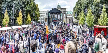 Teilnehmer.innen der Demo „Freiheit statt Angst“. Viele Menschen vor dem Brandenburger Tor in Berlin.