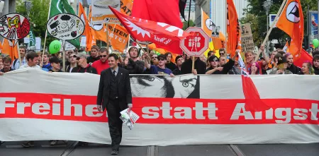 Demonstrant.innen mit einem riesigen „Freiheit statt Angst“-Banner.