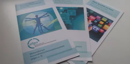 Drei Flyer der Firma „afgis“.