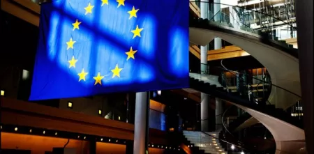 Europäische Flagge (12 Gelbe Sterne auf royalblauem Hintergrund) im Europäischen Parlament