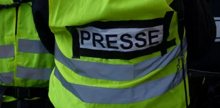 Eine gelbe Warnweste mit einem „Presse“-Aufkleber.