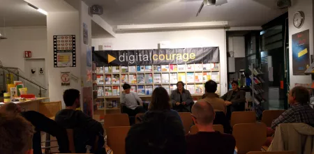 Publikum bei der Podiumsdiskussion von Digitalcourage München.