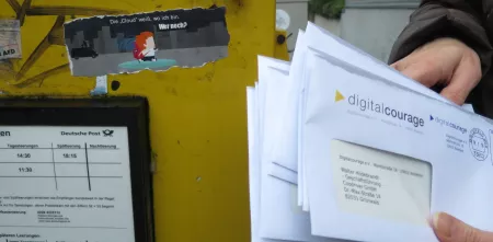 Briefkasten und offener Brief gegen Kinder-Tracking mit „Schutzranzen“.