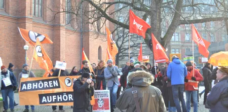 Die Kundgebung vor dem Landtag in Wiesbaden.
