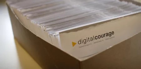Viele Briefumschläge von Digitalcourage in einem Karton.