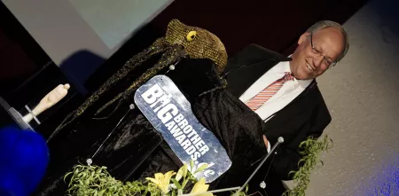 Pit Claussen bei den Big Brother Awards 2017 am Pult.