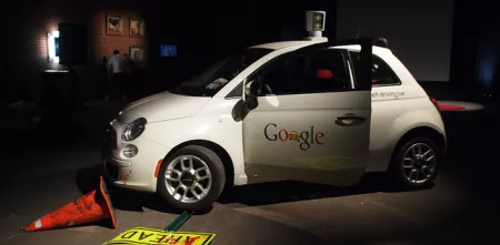 Symbolbild: Googles autonomes Fahrzeug hat ein Schild umgefahren. 