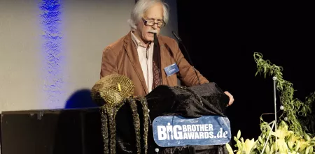 Rolf Gössner am Redepult während einer BBA-Laudatio.