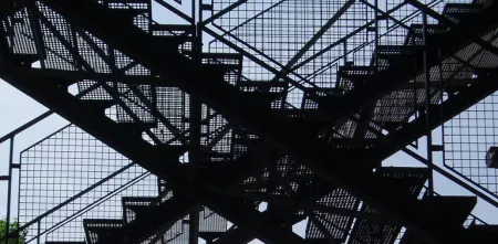 Symbolbild: Zwei sich kreuzende Treppen.