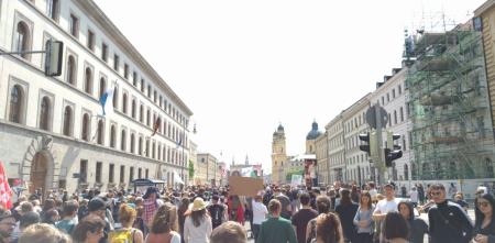 Viele Personen bei einer Demonstration in München.