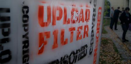 Stencil in rot: „Stoppt Uploadfilter!“