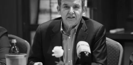 Meinhard Starostik während einer Pressekonferenz (schwarz/weiß).