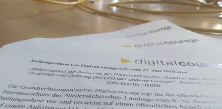 Ausschnitt des Briefes zur Stellungnahme auf einem Holztisch liegend.