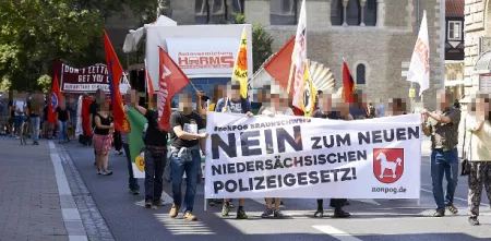 Aktivist.innen mit diversen Bannern und Plakaten.