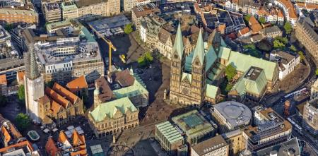 Luftbild der Bremer Innenstadt mit Marktplatz, Domshof, Bremer Dom, Rathaus und Liebfrauenkirche