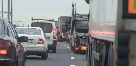 Autos und LKWs im Stau.
