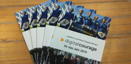 Mehrere Jahrbücher für das Jahr 2019 liegen aufgefächert auf einem Tisch.